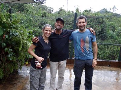 Bala Amarasekaran, Fundador y Director de Tacugama con mi mujer Mireia y un servidor durante nuestra visita