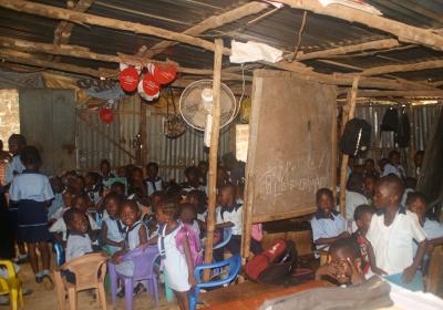 Interior de una escuela donde personal de Tacugama imparte clases de educación ambiental